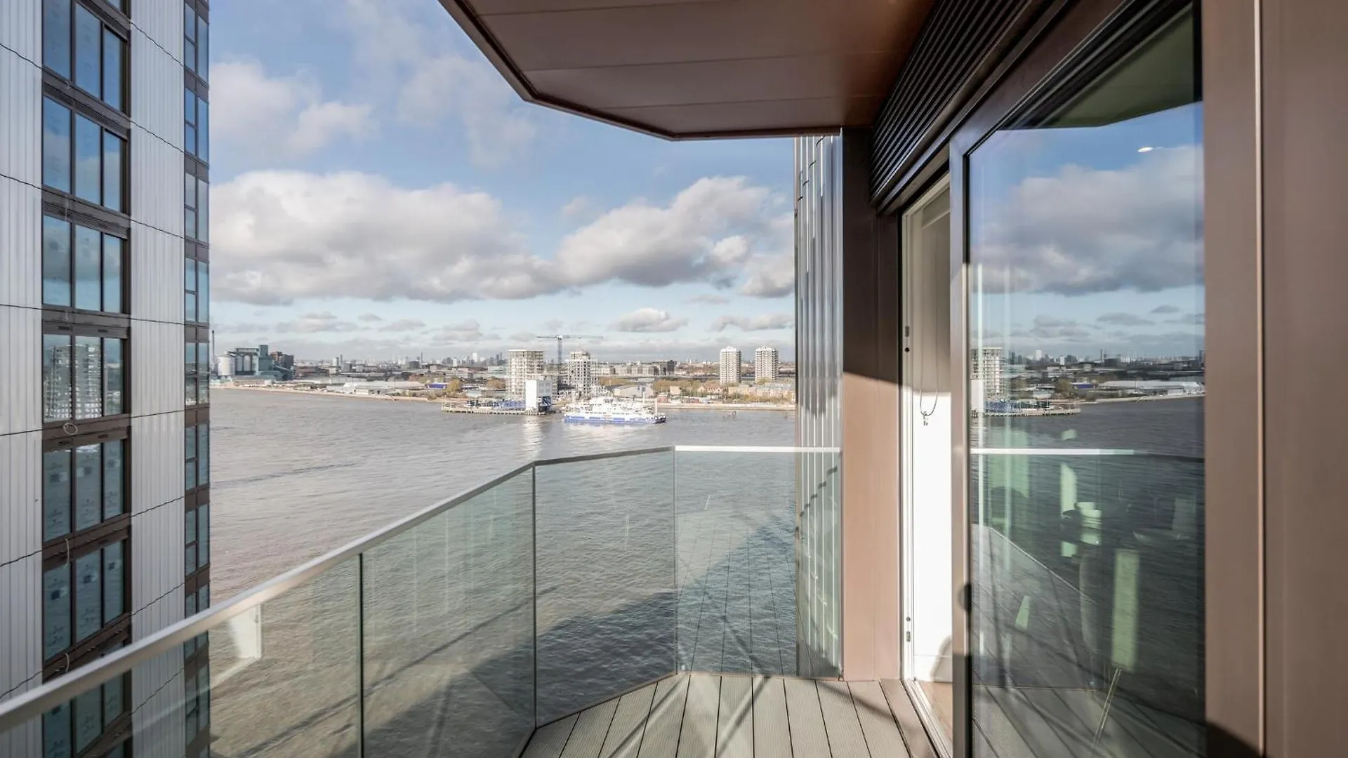 New Riverside Apt Sleeps 5 Easy To Tour London
