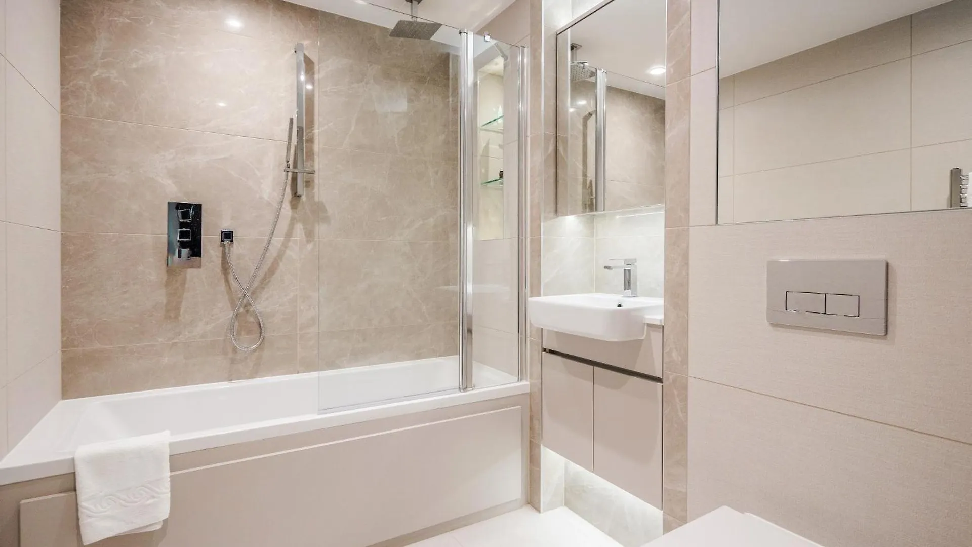 New Riverside Apt Sleeps 5 Easy To Tour London Apartment