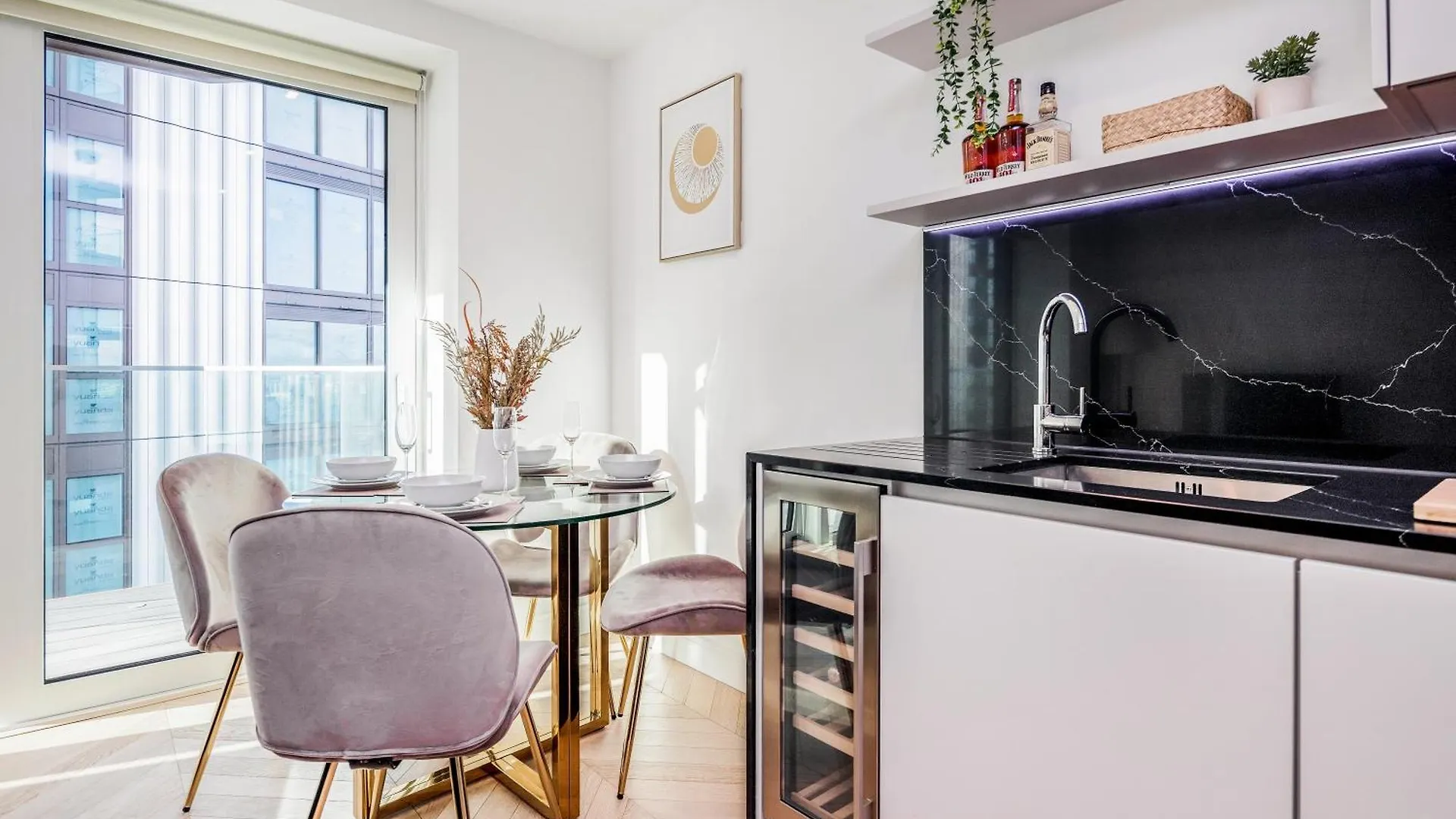 New Riverside Apt Sleeps 5 Easy To Tour London Apartment